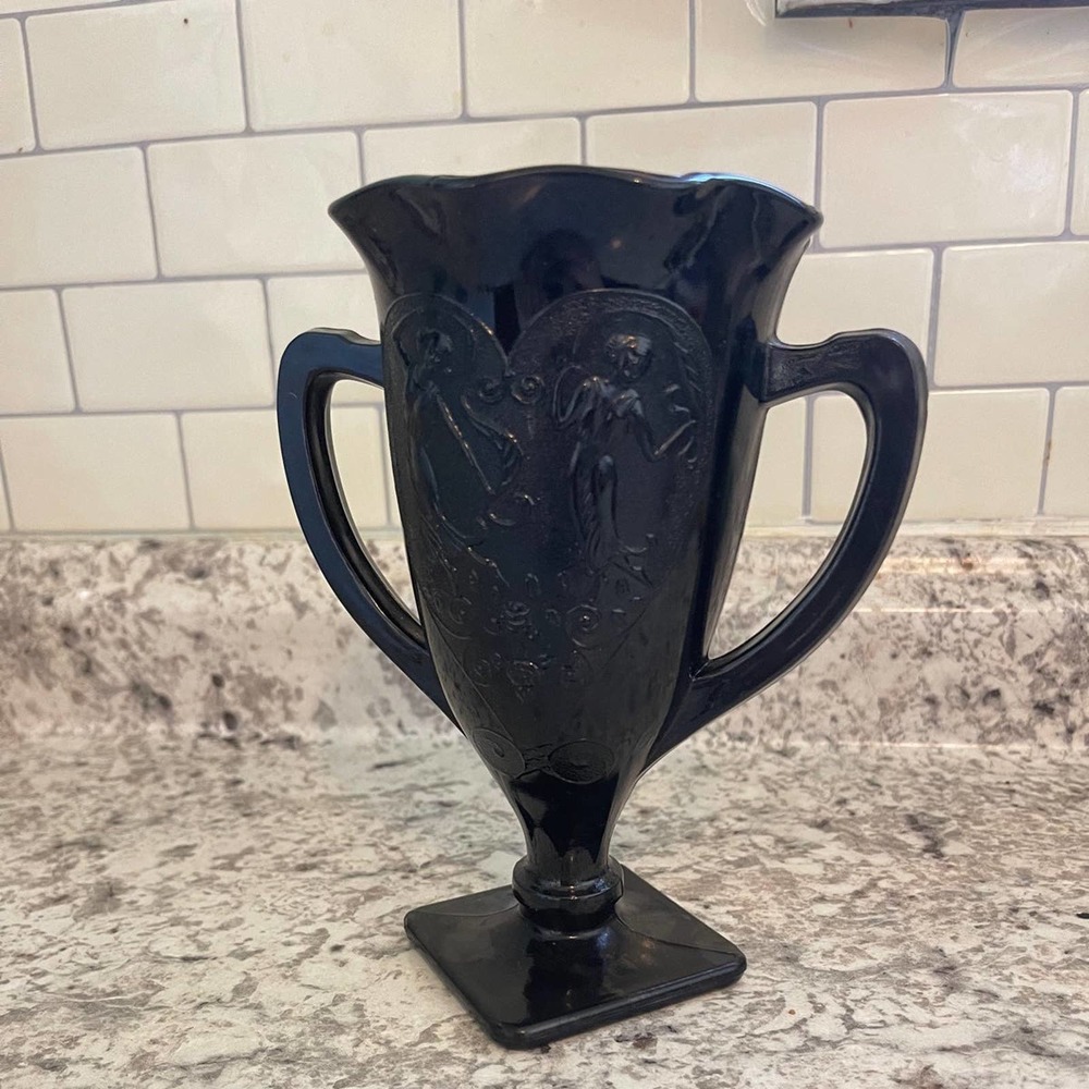 VTG L.E. Smith Black/amethyst glass urn